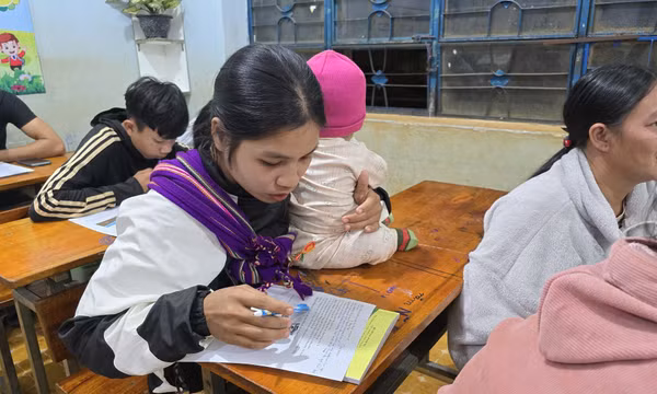 Học viên các lứa tuổi tham gia lớp xóa mù chữ tại trường Tiểu học Trần Phú, xã Ia Dom (Đức Cơ, Gia Lai). Ảnh: Hồng Điệp - TTXVN 