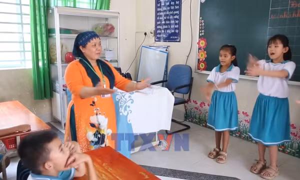 Giữ lửa tri thức cho học sinh dân tộc Chăm vùng biên giới