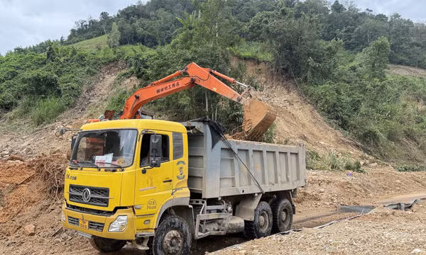 Đắk Lắk: Di dời người dân vùng sạt lở đến nơi an toàn, khơi thông đường bị ách tắc