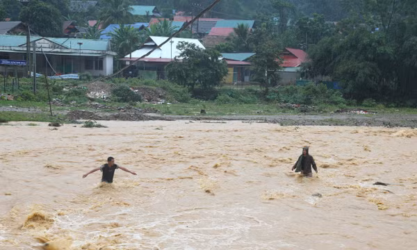Mưa lũ chia cắt bản Na Ngân, gần 740 người bị “cô lập kép”