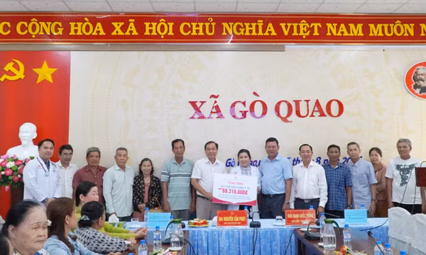 Khám sức khỏe, tặng thẻ bảo hiểm y tế cho đồng bào nghèo