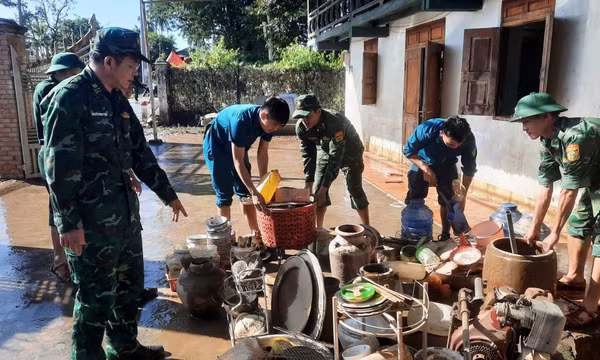 Bộ đội Biên phòng hỗ trợ nhân dân, vệ sinh môi trường sau mưa lũ