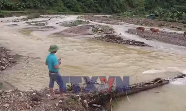 Mưa lũ gây sạt lở, chia cắt bản Na Ngân (Nghệ An)