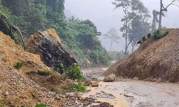 Quảng Trị: Sạt lở đá tảng lớn nặng hàng tấn xuống đường