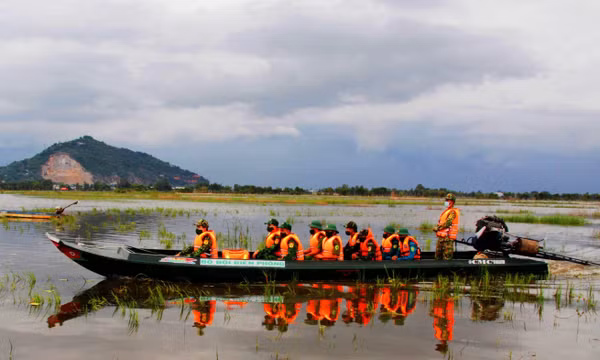 Căng mình chống buôn lậu trong mùa nước nổi