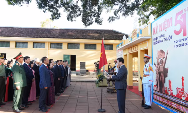 Dâng hương tưởng niệm chiến sĩ cách mạng tại Nhà đày Buôn Ma Thuột