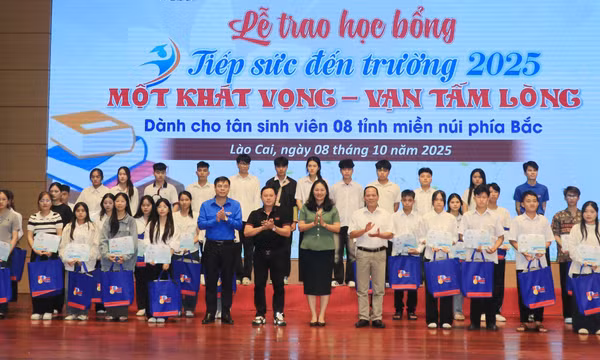 Tiếp sức sinh viên 8 tỉnh miền núi phía Bắc vượt khó đến trường