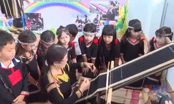 Đưa bản sắc văn hóa vào trường học