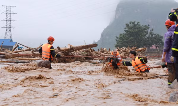 Ấm áp nghĩa tình nơi tâm lũ Mường Than