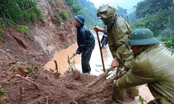Thanh Hóa: Khẩn trương khắc phục sạt lở, thông tuyến giao thông sau bão số 4