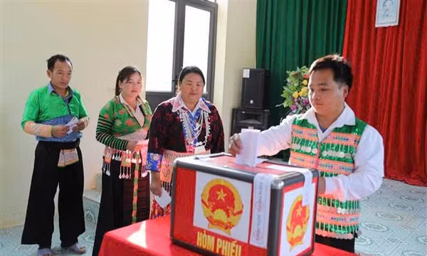 Cử tri vùng cao biên giới Na Mèo thực hiện quyền và nghĩa vụ công dân
