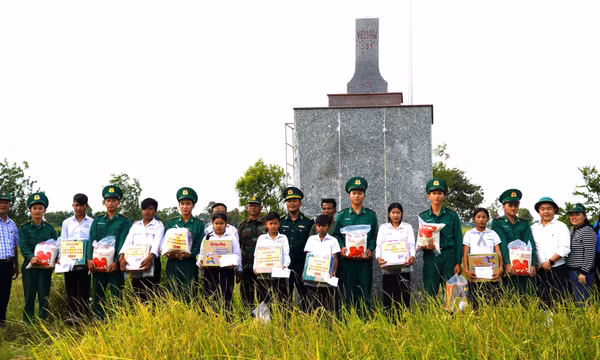 Tiếp thêm động lực cho học sinh, người dân khó khăn vùng biên giới Tây Nam