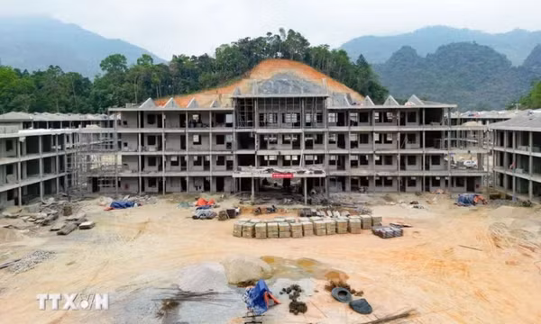 Nhà thầu thi công quyết tâm phấn đấu sẽ hoàn thành và đưa công trình vào sử dụng theo đúng kế hoạch, trước dịp khai giảng năm học mới 2026-2027. Ảnh: Thanh Tùng/TTXVN