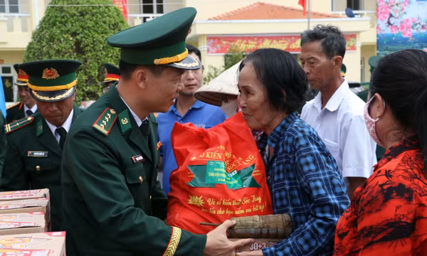 Cùng chăm lo Tết an vui cho nhân dân Cù Lao Dung