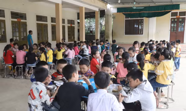 Bữa cơm bán trú tiếp sức học sinh vùng cao đến trường