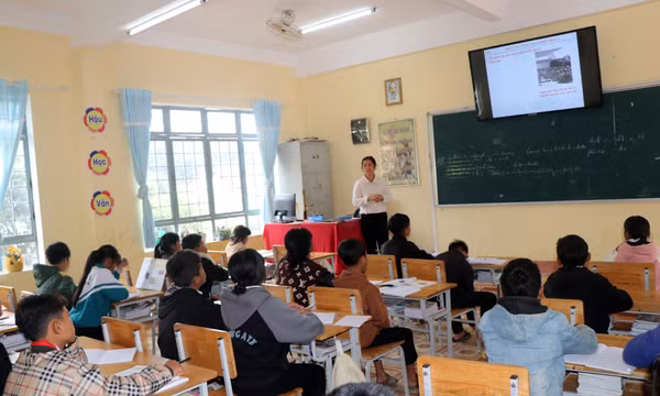 Tiếp sức cho học sinh vùng cao Quảng Ngãi đến trường