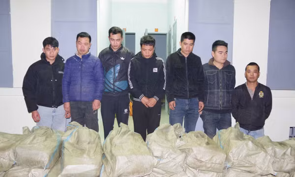 Biên phòng Lạng Sơn phát hiện 77 bao tải chứa hơn 1 tấn xúc xích nhập lậu