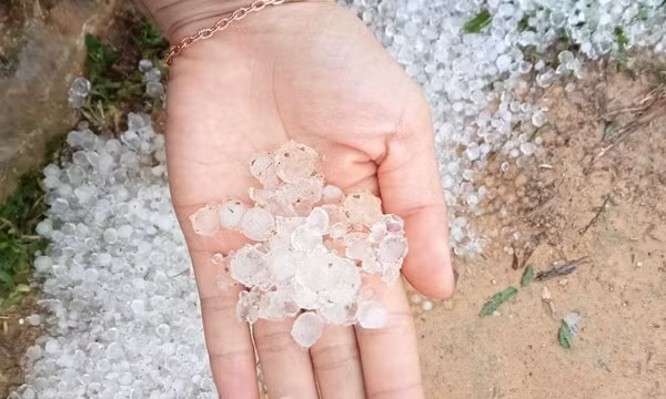 Mưa đá gây thiệt hại nhiều nhà dân ở xã Pa Ủ (Lai Châu)