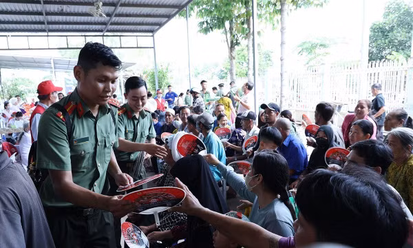 Tuổi trẻ Công an tỉnh An Giang mang hơi ấm mùa xuân đến với vùng biên giới Nhơn Hội