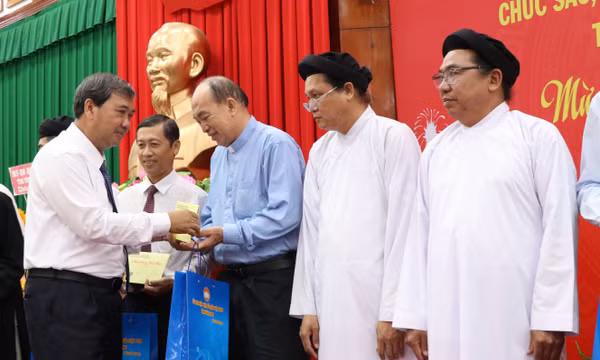 Tôn vinh chức sắc, chức việc và người có uy tín trong đồng bào các dân tộc thiểu số tiêu biểu