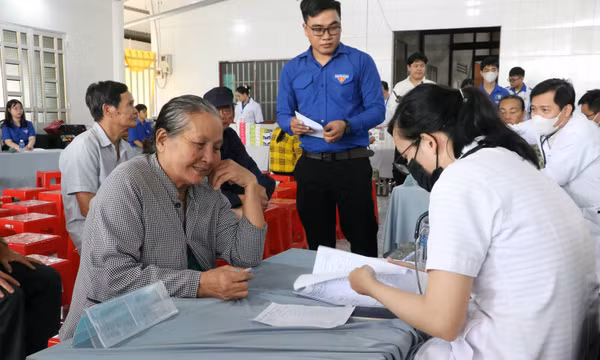Chăm lo sức khỏe cho người cao tuổi, tiếp sức đến trường cho học sinh dân tộc Khmer