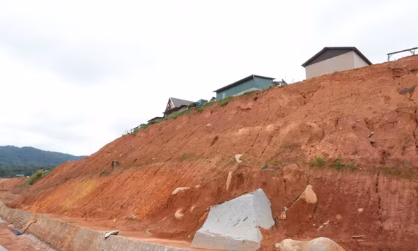 Lâm Đồng công bố tình huống khẩn cấp do sạt lở, bảo vệ 15 hộ dân