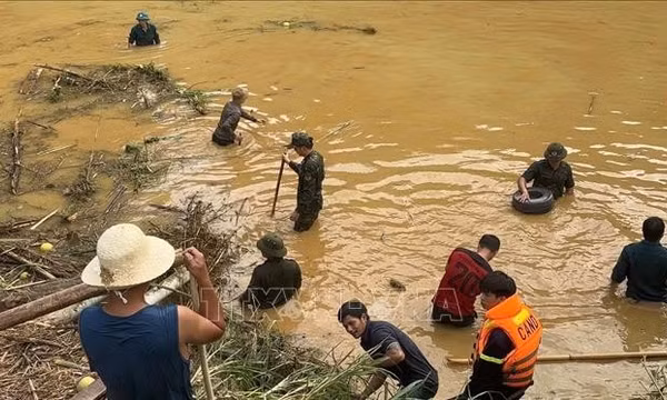 Lào Cai tiếp tục tìm kiếm các nạn nhân bị mất tích, tập trung ứng phó bão số 11