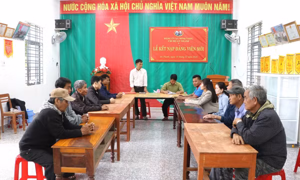 Mô hình phối hợp giúp học sinh vùng biên 'vững bước đến trường'