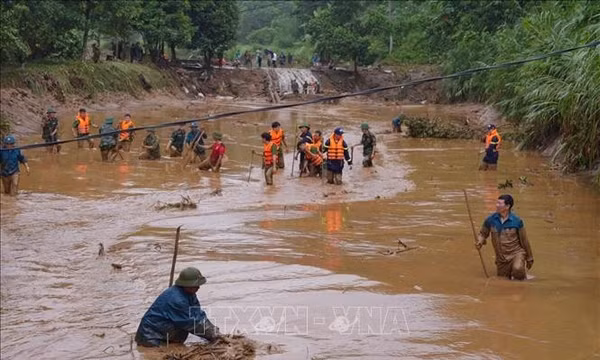 Sạt lở làm vỡ ao cá khiến 2 người chết, 2 người bị thương tại Lào Cai