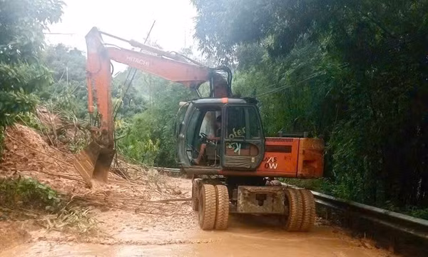 Sạt lở đất tại tuyến Quốc lộ 217 đi Cửa khẩu quốc tế Na Mèo