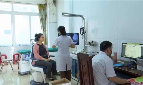Gỡ bài toán nhân lực y tế cơ sở sau sắp xếp