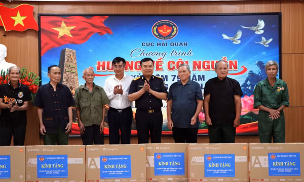 Trao trên 200 triệu đồng quà tặng gia đình chính sách tại xã biên giới Thanh Thủy