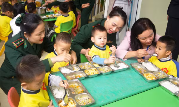 Ấm áp 'Bữa cơm cho em' của phụ nữ Biên phòng nơi miền biên giới