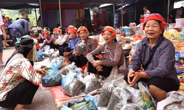 Nhộn nhịp phiên chợ đậm đà hồn quê
