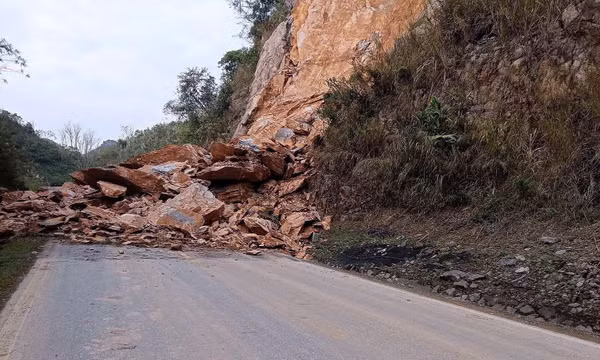 Sạt lở đất đá gây ách tắc giao thông trên Quốc lộ 6