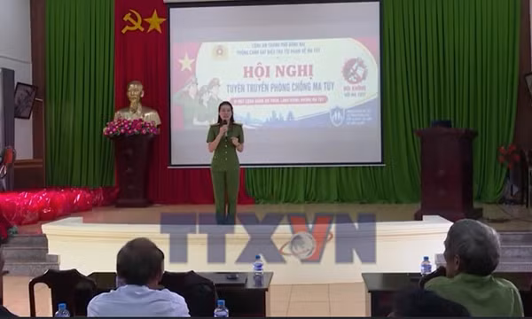 Tuyên truyền pháp luật cho hàng trăm người dân biên giới