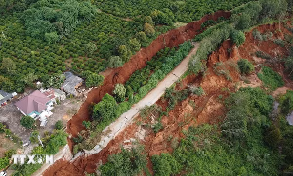 Gia Lai di dời nhiều hộ dân do sạt lở đường nghiêm trọng