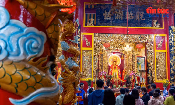 Vào dịp lễ lớn, bà con người Hoa ở phường Chợ Lớn luôn thể hiện lòng thành kính đối với Chủ tịch Hồ Chí Minh qua các hoạt động văn hóa truyền thống.