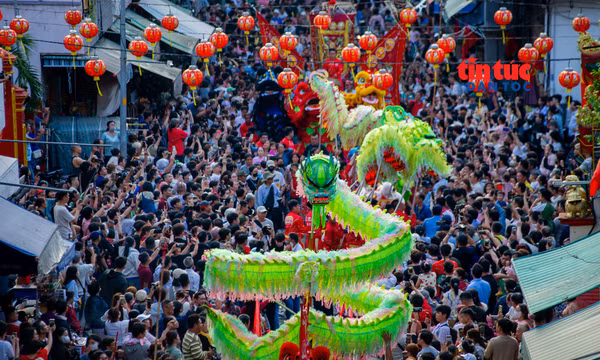 Sôi động diễu hành nghệ thuật đường phố mừng Lễ hội Nguyên tiêu