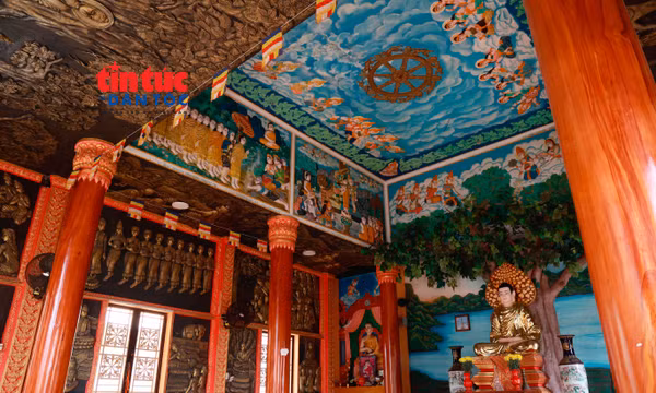 Bên trong chính điện của chùa Pothiwong được trang hoàng lộng lẫy, với những bức tranh đa sắc màu được chạm khắc sinh động về cuộc đời Đức Phật.