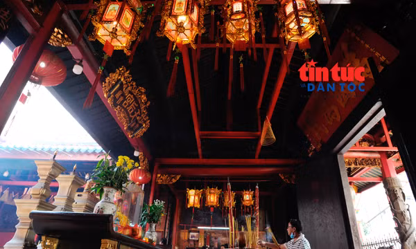 Trong đời sống hàng ngày, các hội quán luôn là địa điểm tâm linh để bà con người Hoa chiêm bái, cầu nguyện.