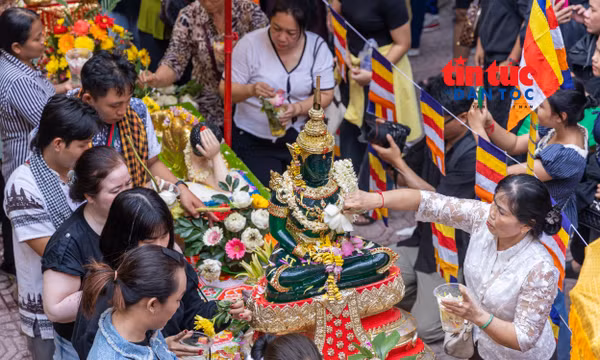 Đông đảo phật tử Khmer dự lễ tắm Phật tại chùa Candaransi