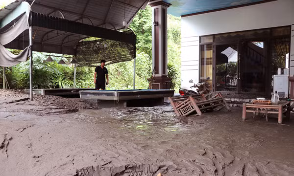 Mưa lớn khiến đất đá bồi lấp nhiều nhà dân ở Tuyên Quang