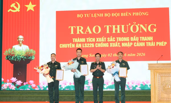 Khen thưởng lực lượng phá chuyên án về xuất, nhập cảnh trái phép