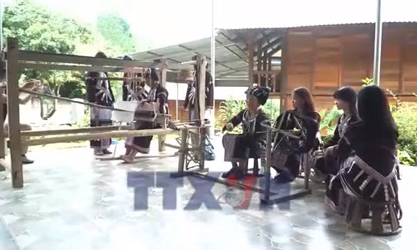 Gìn giữ nghề dệt truyền thống của người Lự