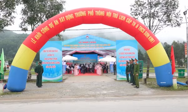 Phó Thủ tướng Thường trực Chính phủ Nguyễn Hòa Bình dự Lễ khởi công trường học vùng biên ở Hà Tĩnh