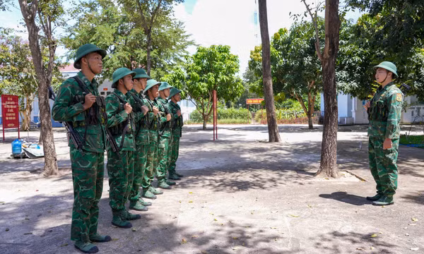 Mùa Xuân theo chân người lính gác biên