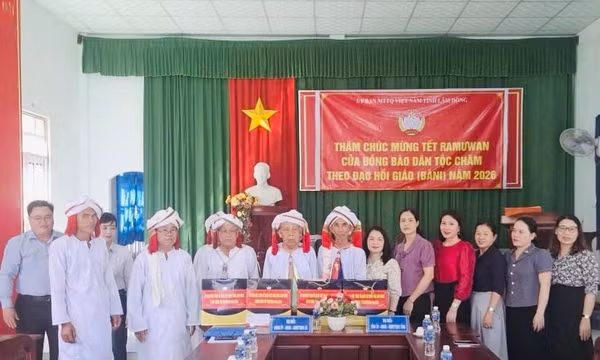 Thăm, chúc tết Ramưwan đồng bào Chăm theo đạo Hồi giáo Bàni