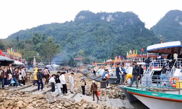 Siết chặt quản lý giao thông đường thủy khu vực lòng hồ sông Đà