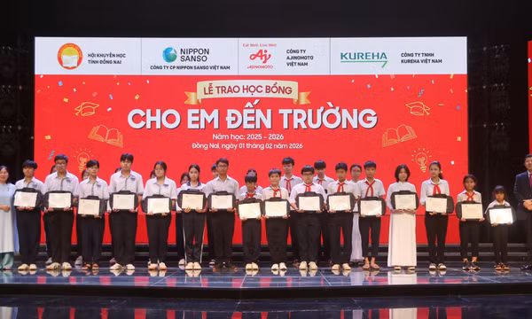 'Chắp cánh' cho học sinh khó khăn vững bước vào tương lai